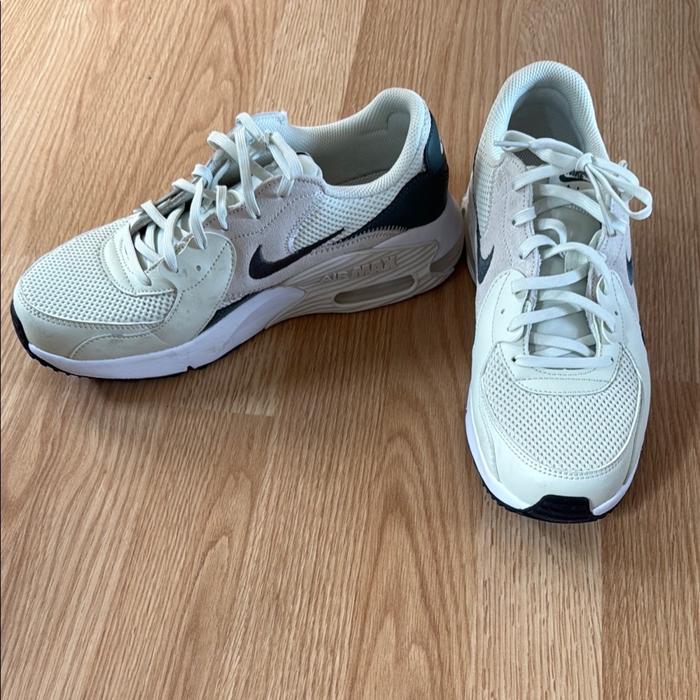 Nike Air Max light green and hunter green Sneakers